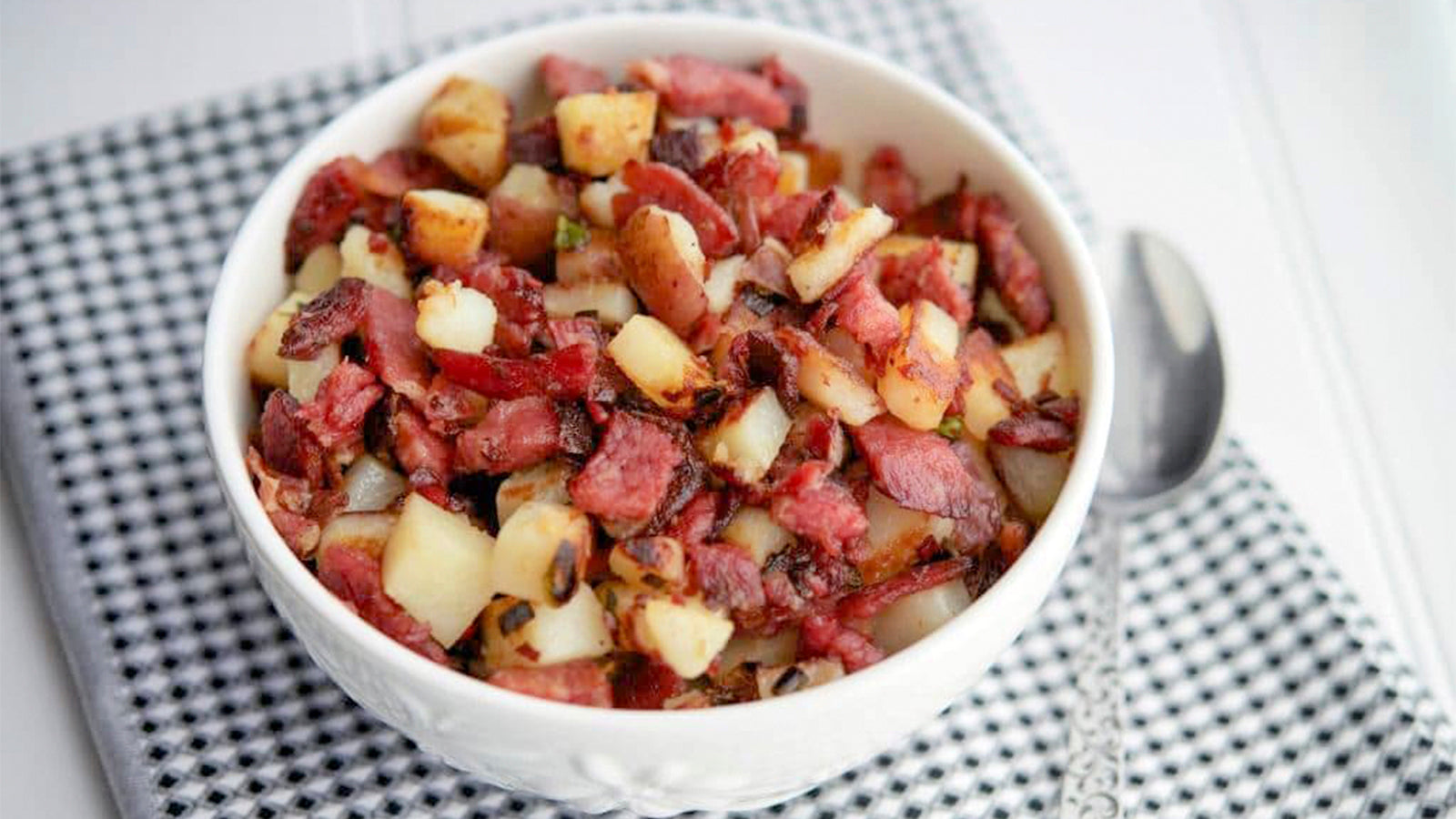 Corned Beef Hash Recipe with Potatoes and Peppers – Sensarte Cookware
